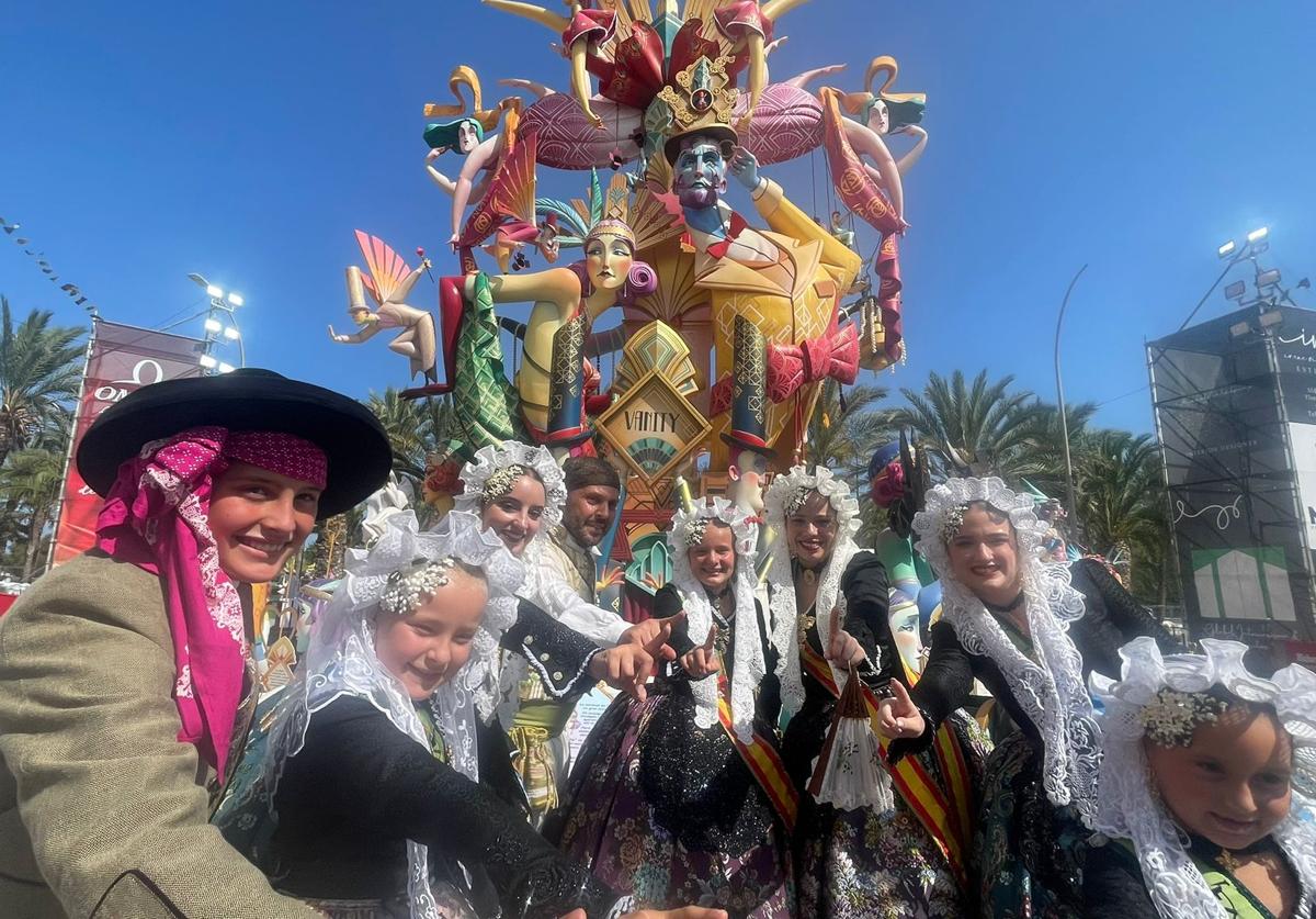Imagen principal - Baver-Els Antigons gana con 'Vanity' el primer premio de las Hogueras de Alicante