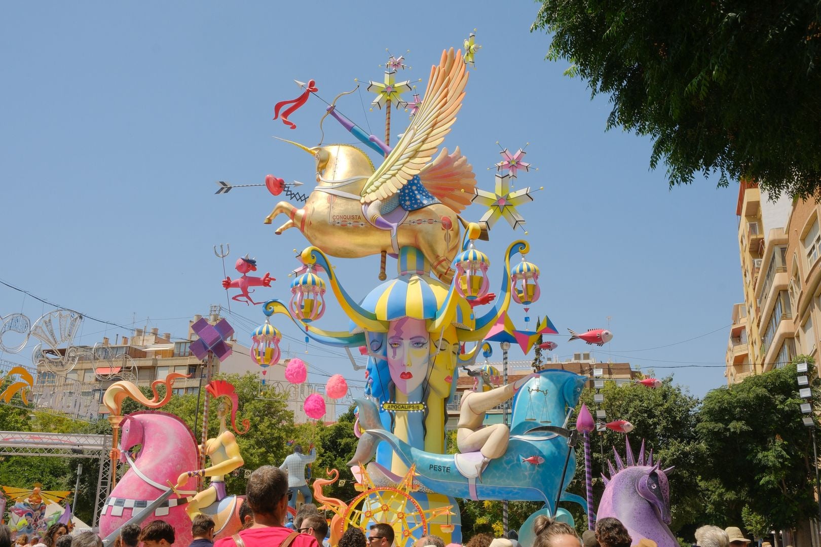 Una subida al parque de atracciones más apocalíptico de las Hogueras de Alicante, segundo premio