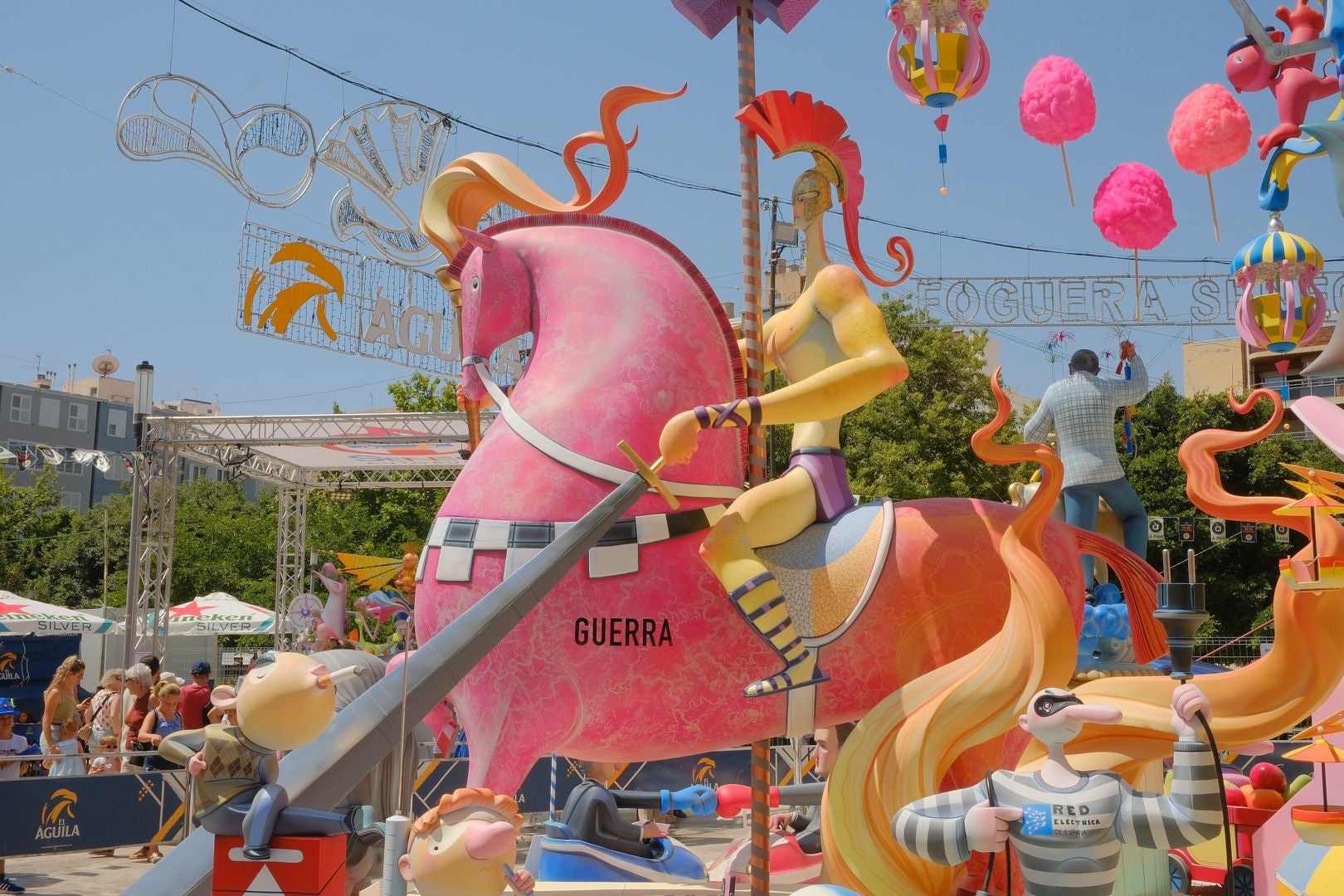 Una subida al parque de atracciones más apocalíptico de las Hogueras de Alicante, segundo premio