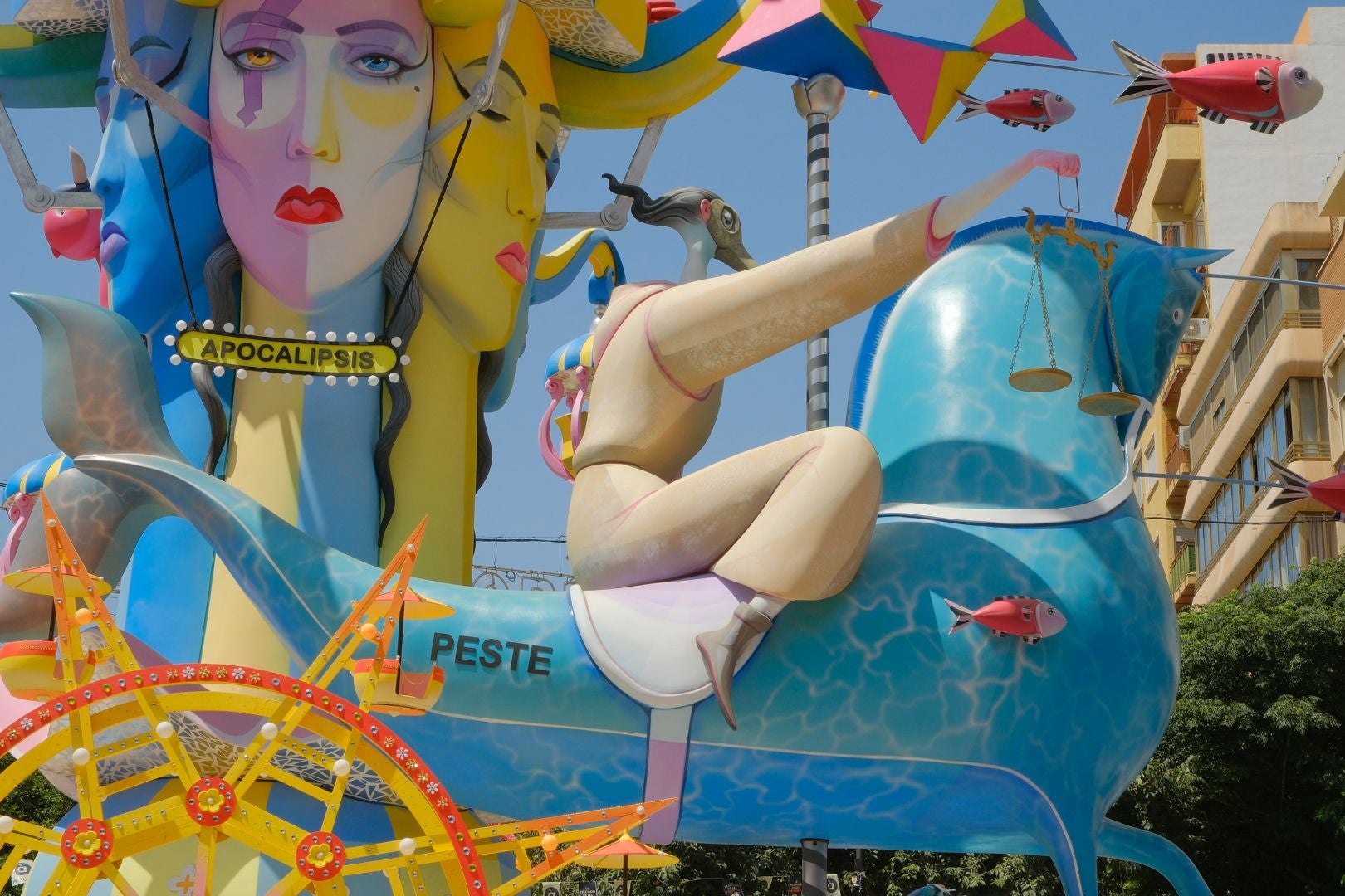 Una subida al parque de atracciones más apocalíptico de las Hogueras de Alicante, segundo premio