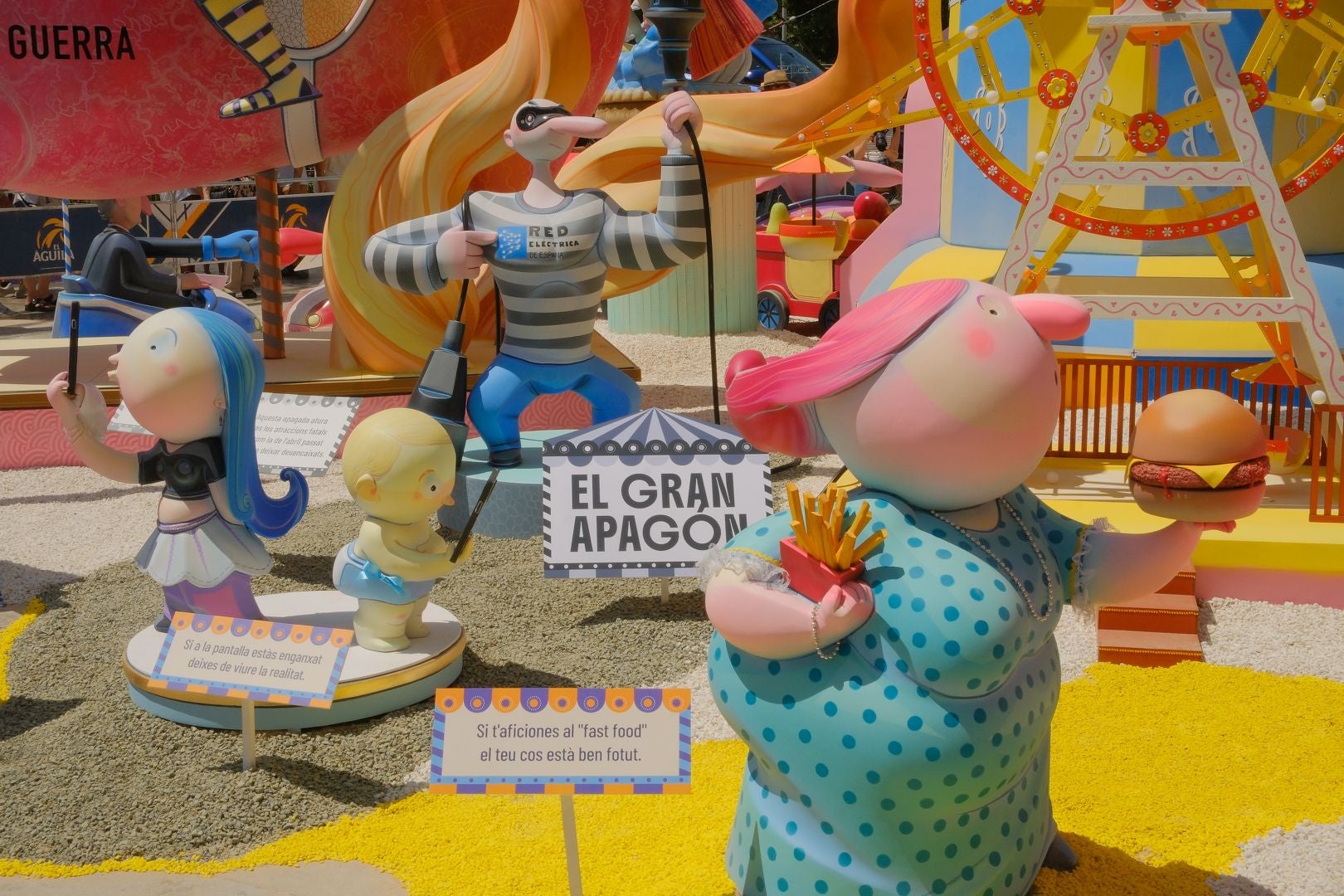 Una subida al parque de atracciones más apocalíptico de las Hogueras de Alicante, segundo premio