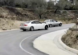 Los coches, en plenas maniobras temerarias.
