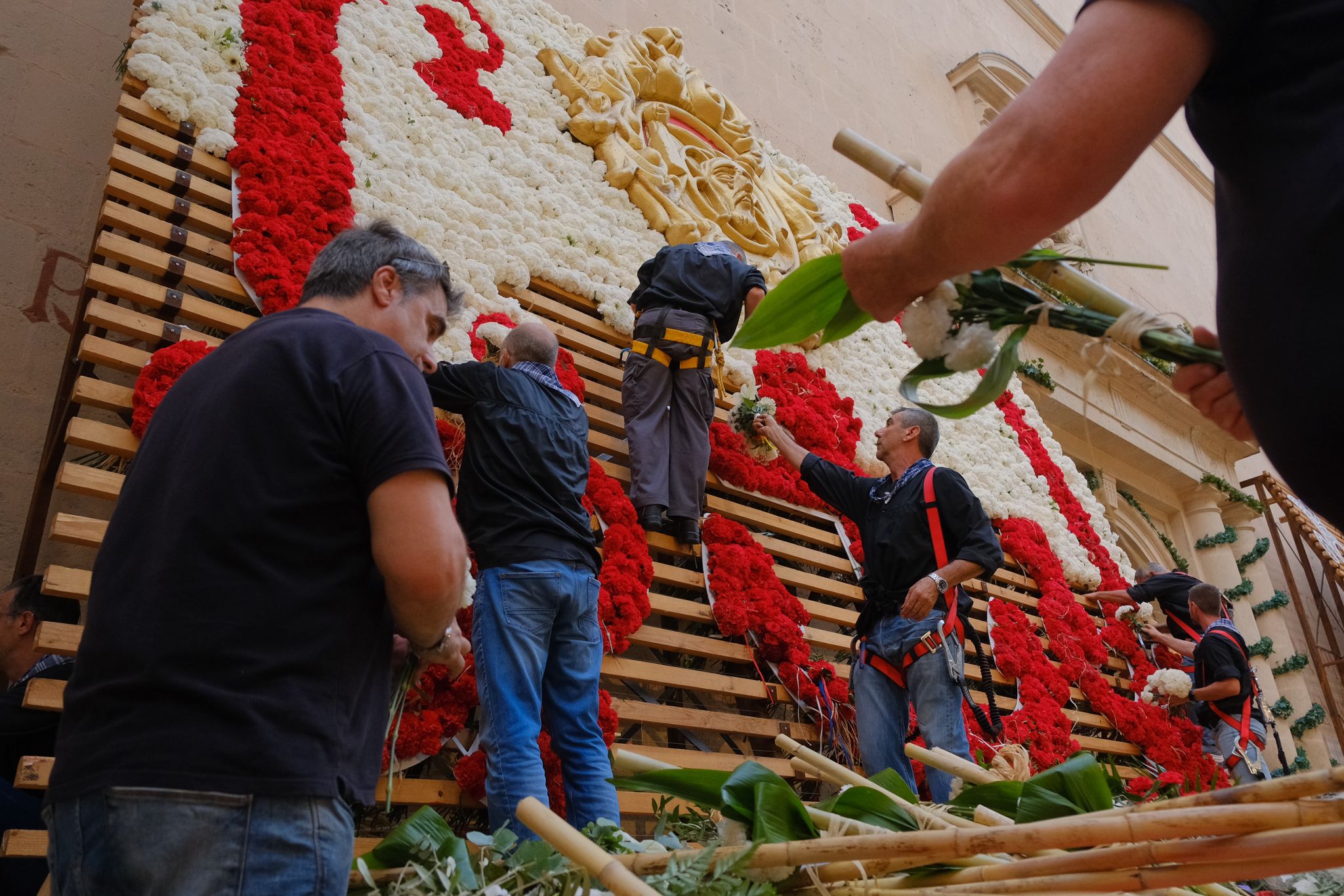 Las Hogueras se llenan de flores para la Virgen del Remedio