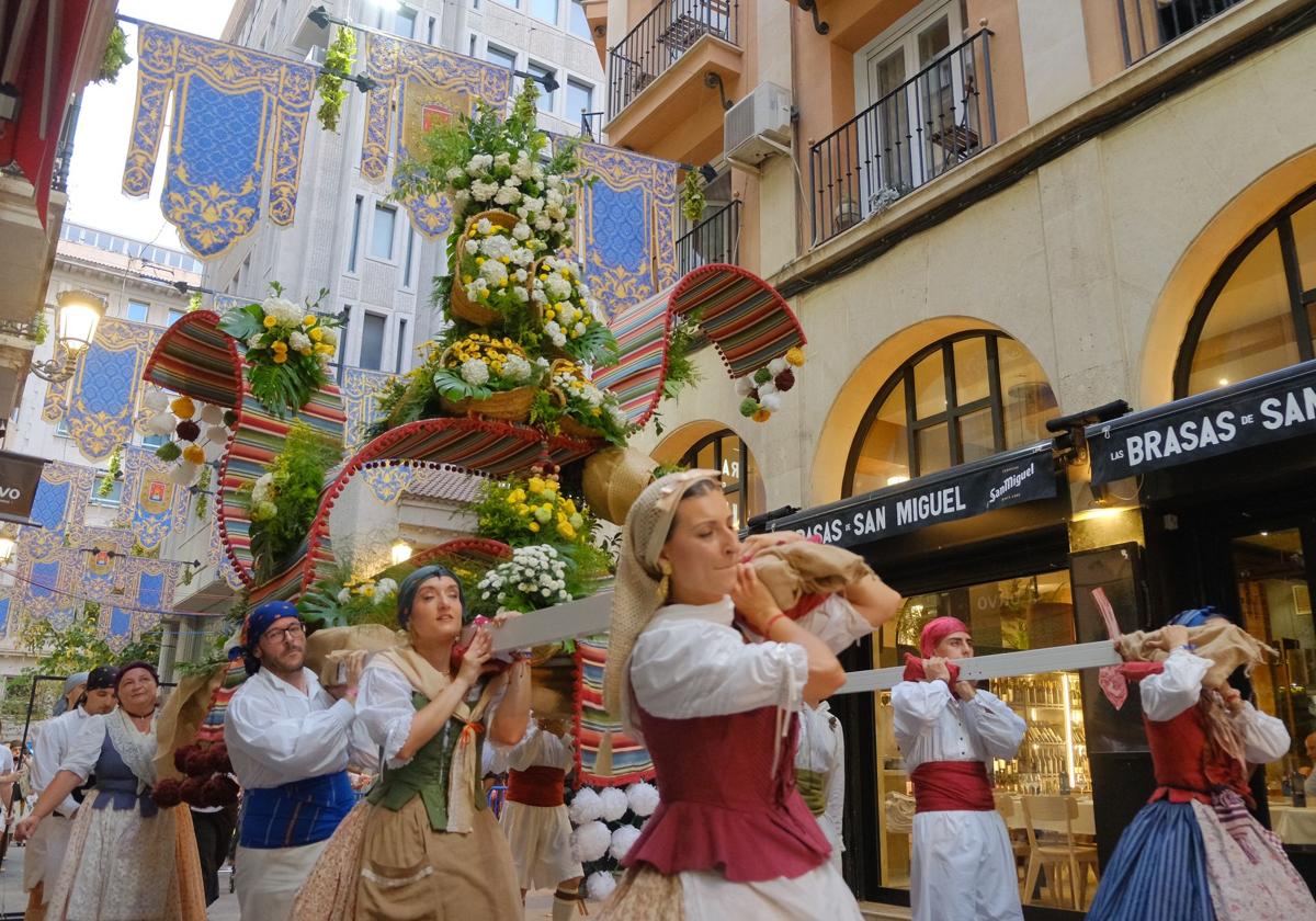 Imagen principal - Las Hogueras de llenan de flores para la Virgen del Remedio