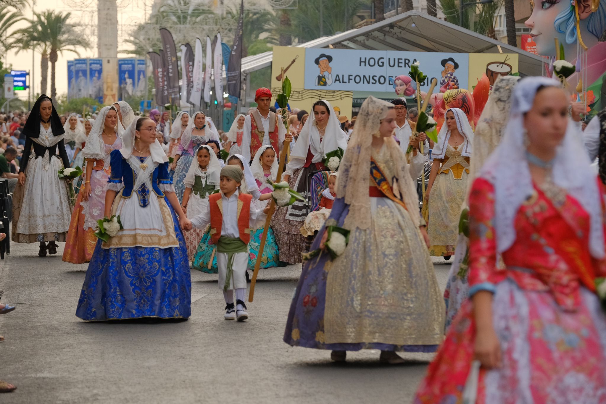 Las Hogueras se llenan de flores para la Virgen del Remedio