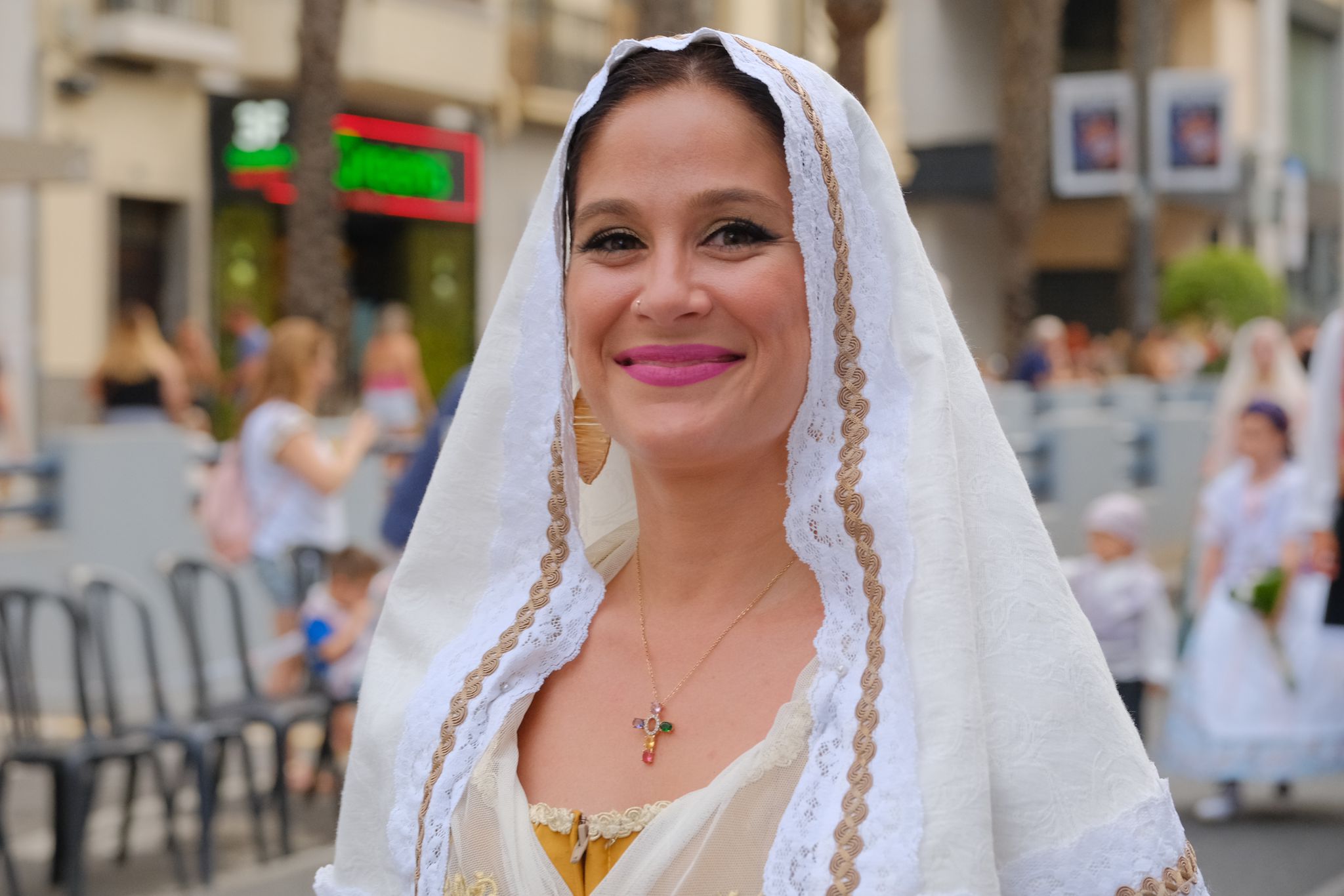 Las Hogueras se llenan de flores para la Virgen del Remedio