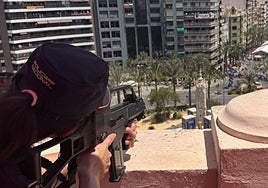 Una tiradora de la UPR vigila la mascletà desde uno de los edificios de Luceros.