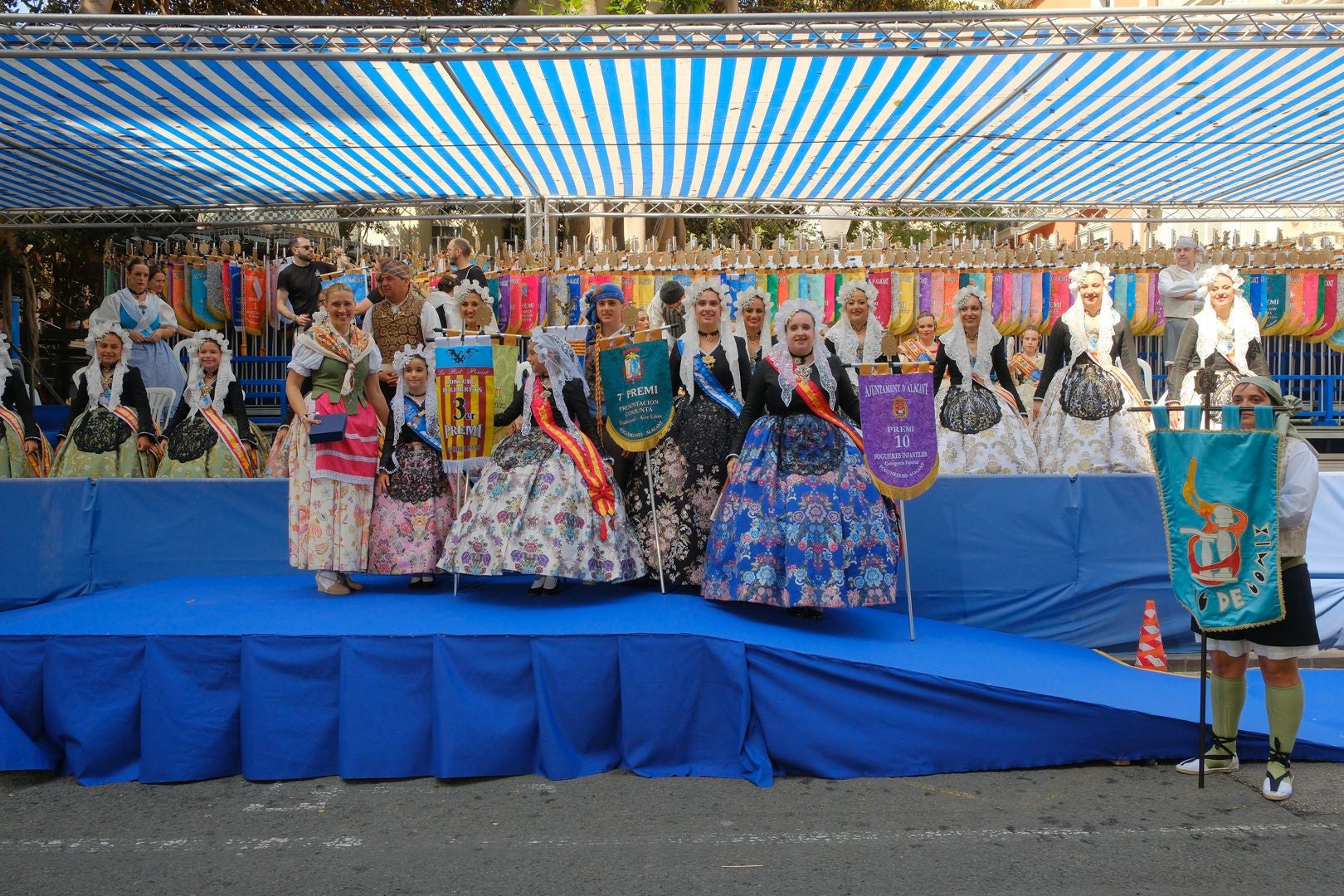 ¿Has recogido premio en las Hogueras de Alicante? Búscate en las fotos (I)