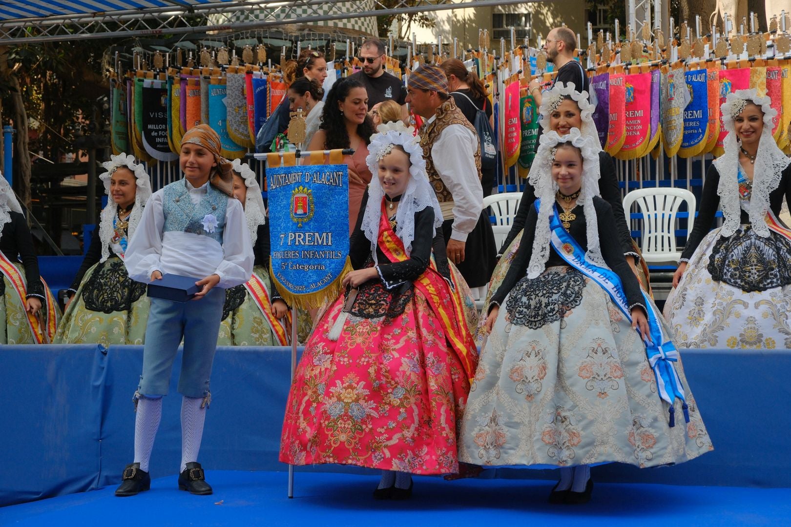 ¿Has recogido premio en las Hogueras de Alicante? Búscate en las fotos (I)