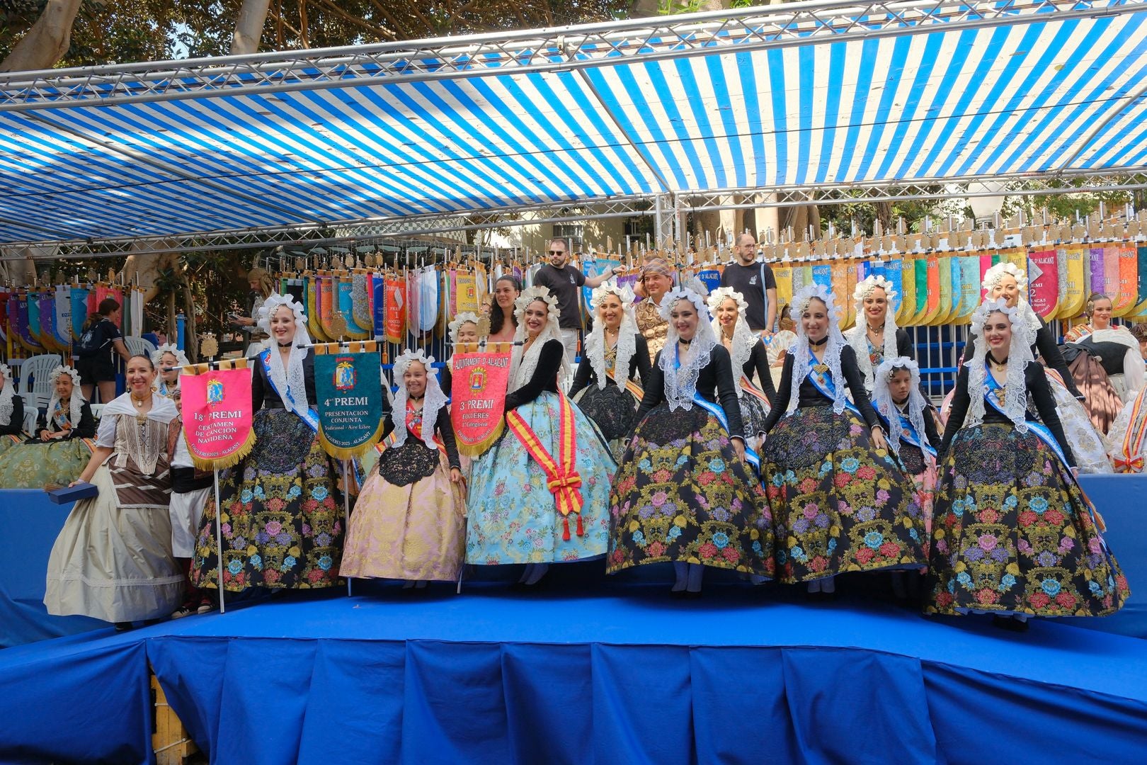 ¿Has recogido premio en las Hogueras de Alicante? Búscate en las fotos (I)