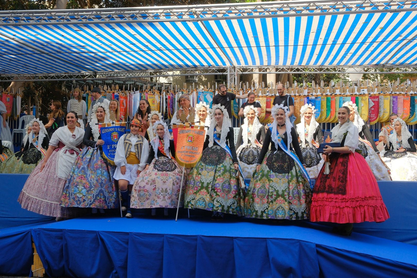 ¿Has recogido premio en las Hogueras de Alicante? Búscate en las fotos (I)