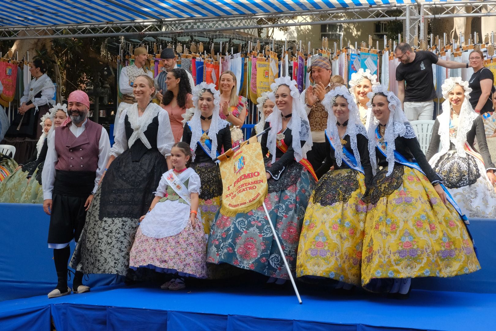 ¿Has recogido premio en las Hogueras de Alicante? Búscate en las fotos (I)