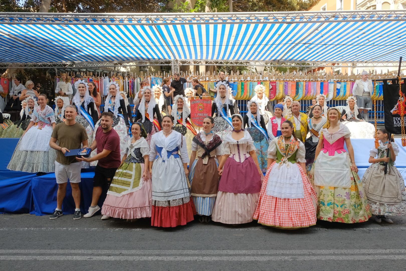 ¿Has recogido premio en las Hogueras de Alicante? Búscate en las fotos (I)