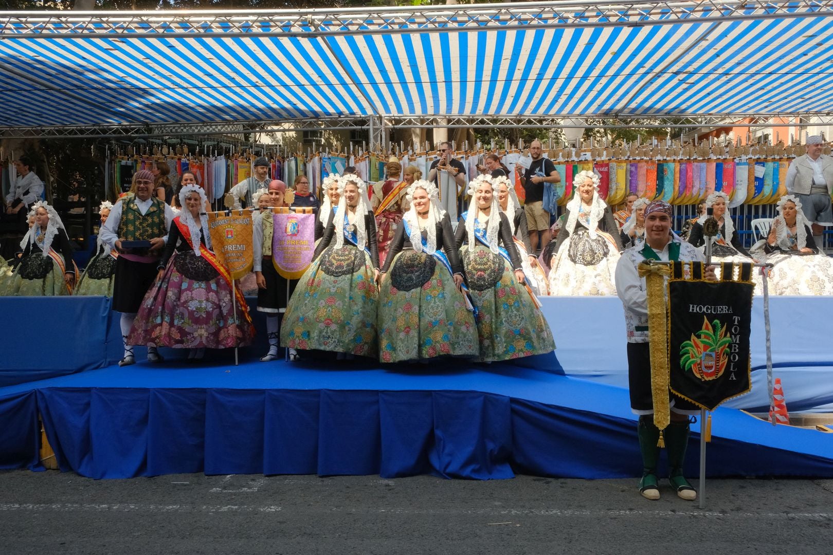 ¿Has recogido premio en las Hogueras de Alicante? Búscate en las fotos (I)
