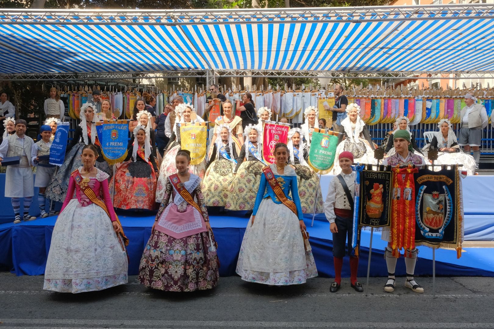 ¿Has recogido premio en las Hogueras de Alicante? Búscate en las fotos (I)