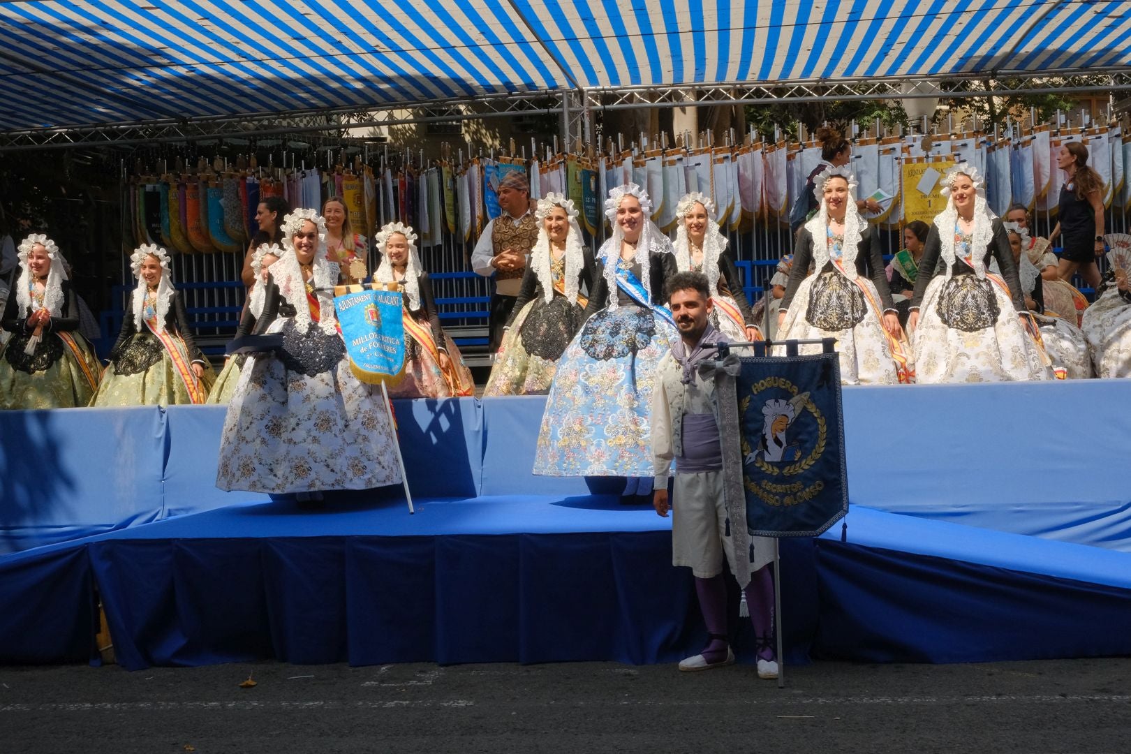 ¿Has recogido premio en las Hogueras de Alicante? Búscate en las fotos (I)