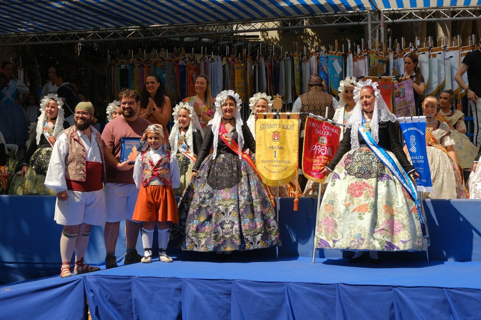 ¿Has recogido premio en las Hogueras de Alicante? Búscate en las fotos (I)