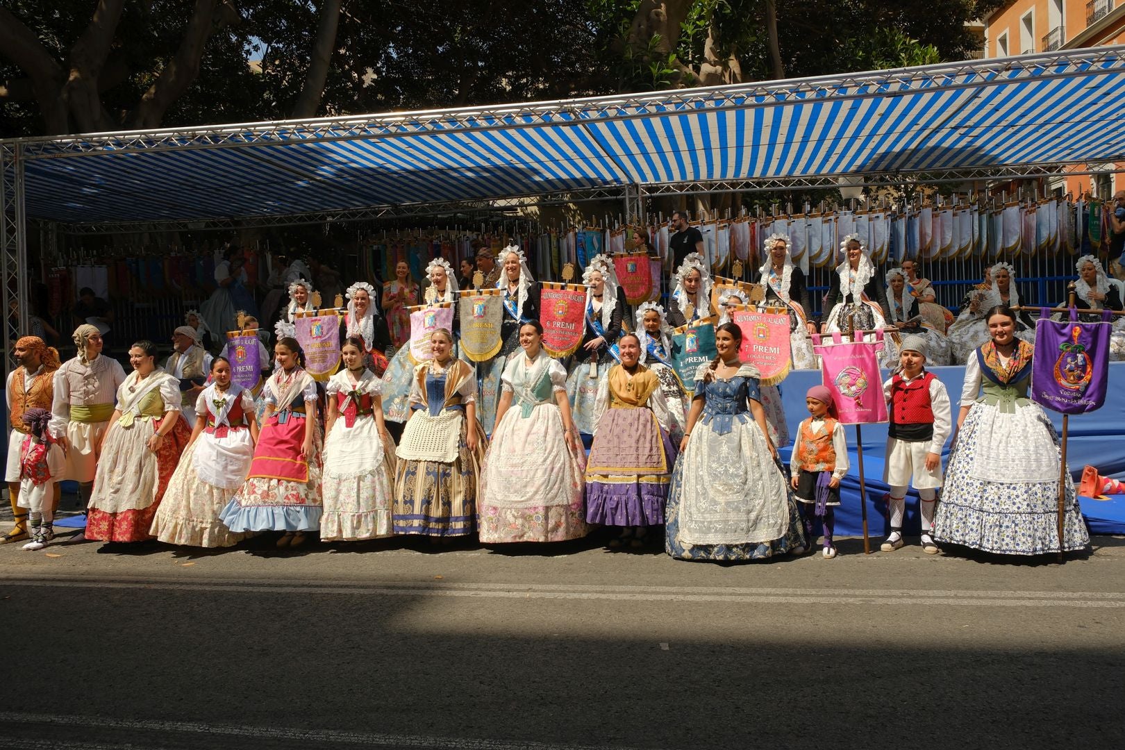 ¿Has recogido premio en las Hogueras de Alicante? Búscate en las fotos (I)
