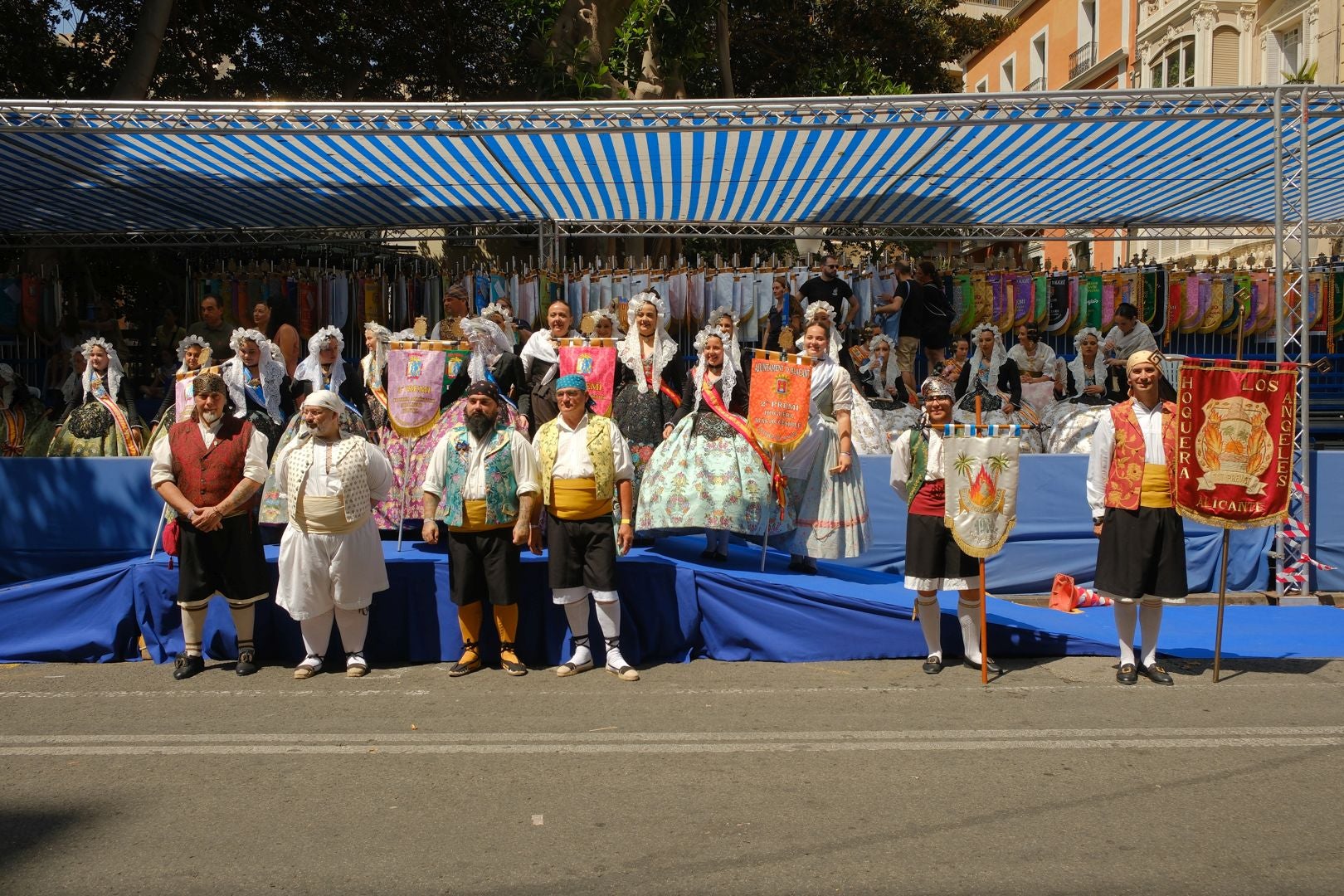 ¿Has recogido premio en las Hogueras de Alicante? Búscate en las fotos (I)