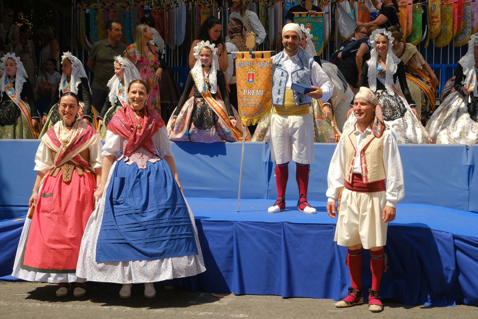 ¿Has recogido premio en las Hogueras de Alicante? Búscate en las fotos (I)