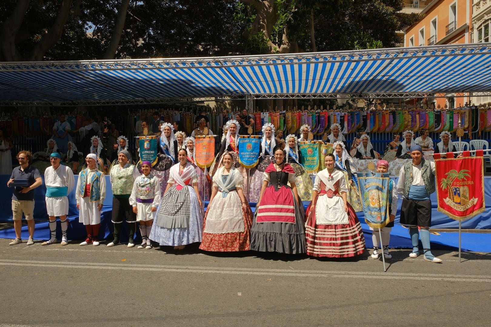 ¿Has recogido premio en las Hogueras de Alicante? Búscate en las fotos (I)