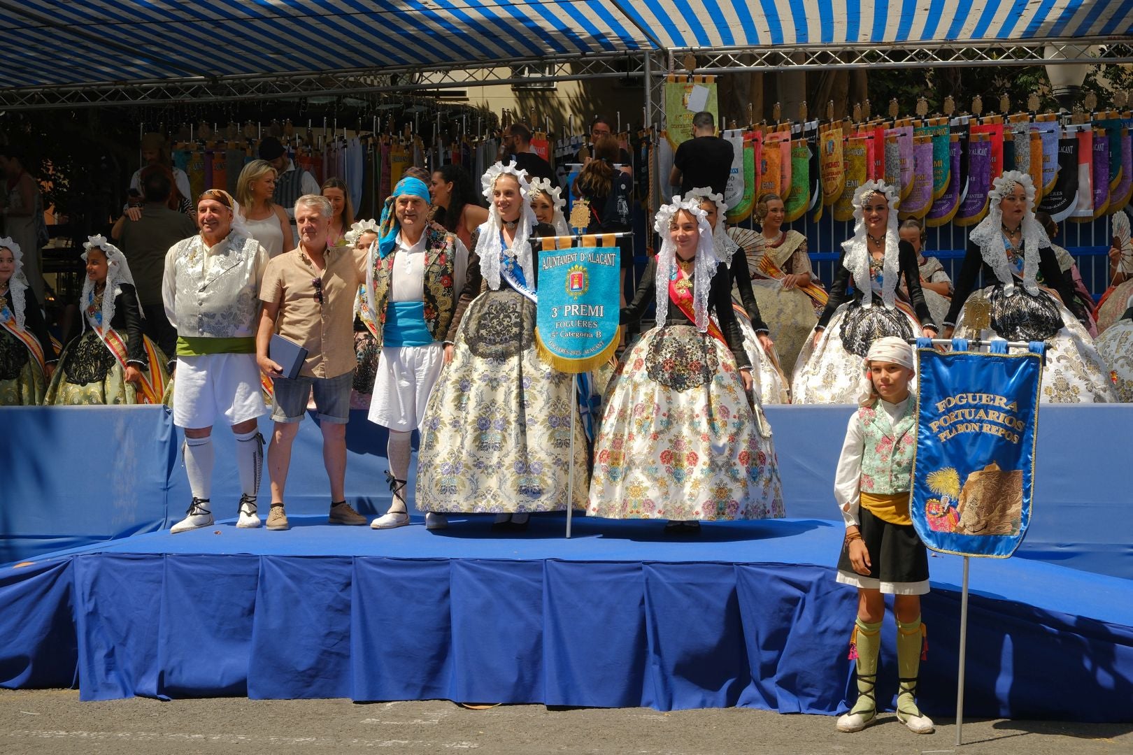 ¿Has recogido premio en las Hogueras de Alicante? Búscate en las fotos (I)