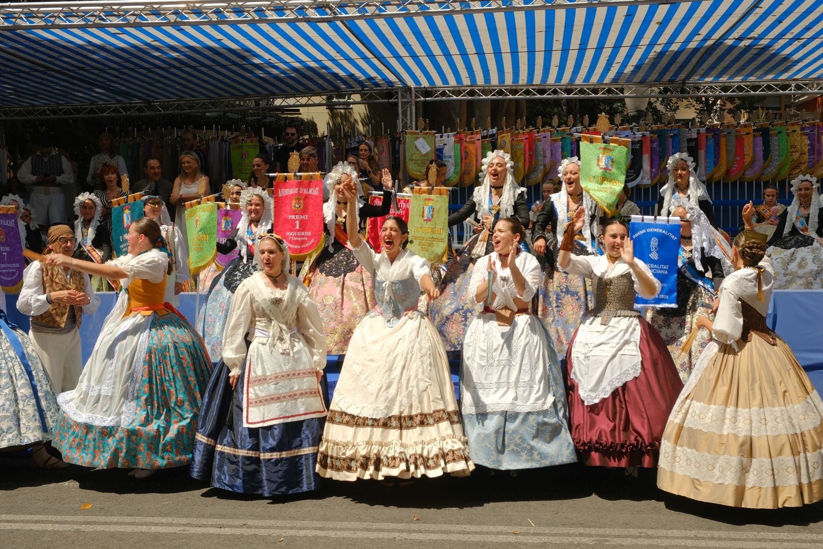 ¿Has recogido premio en las Hogueras de Alicante? Búscate en las fotos (I)