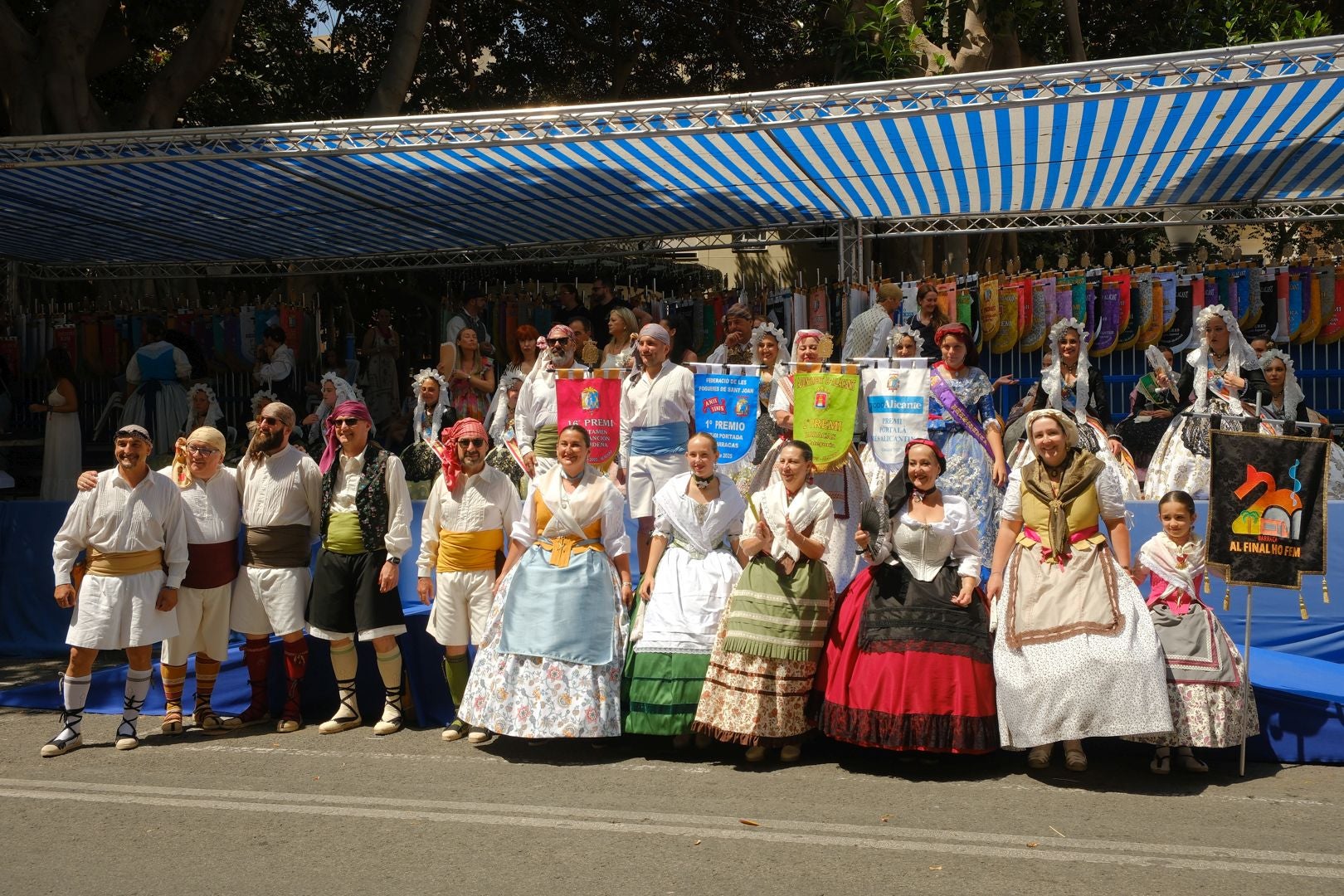¿Has recogido premio en las Hogueras de Alicante? Búscate en las fotos (I)