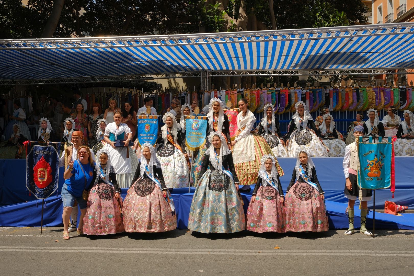 ¿Has recogido premio en las Hogueras de Alicante? Búscate en las fotos (I)
