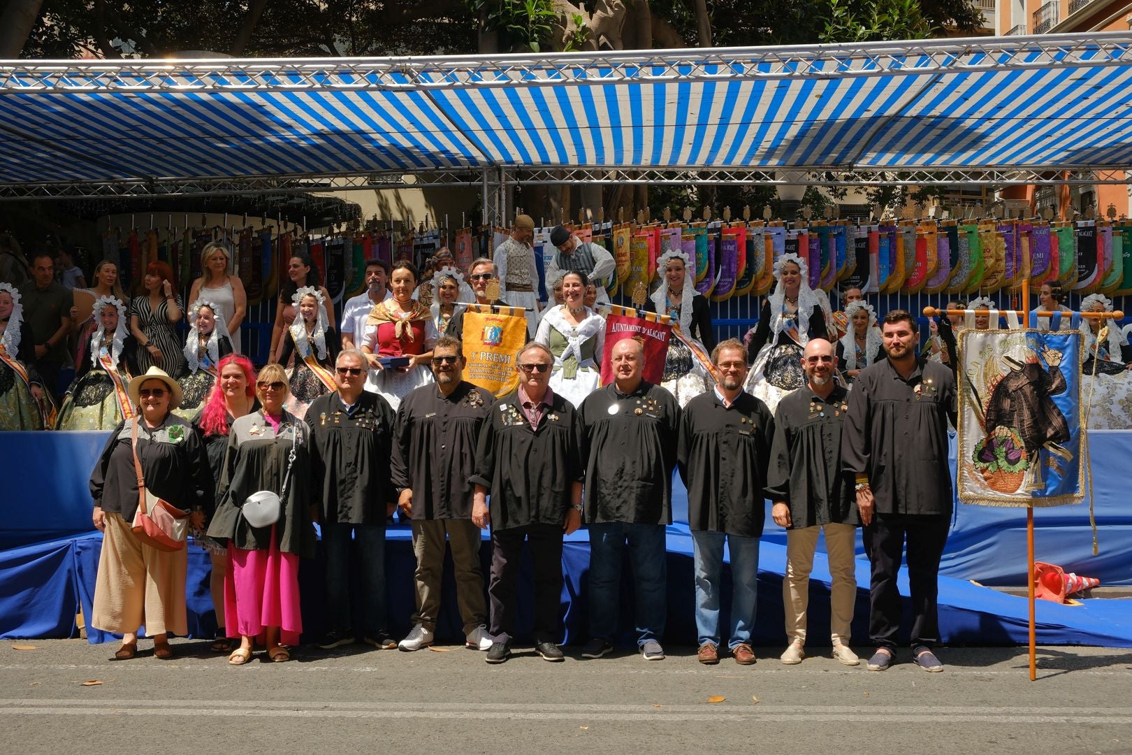 ¿Has recogido premio en las Hogueras de Alicante? Búscate en las fotos (I)