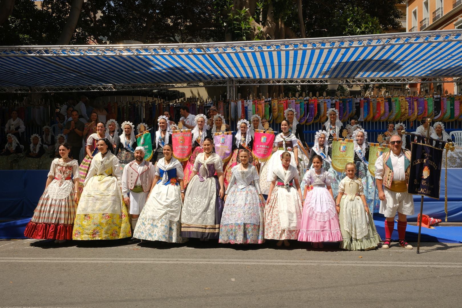 ¿Has recogido premio en las Hogueras de Alicante? Búscate en las fotos (I)