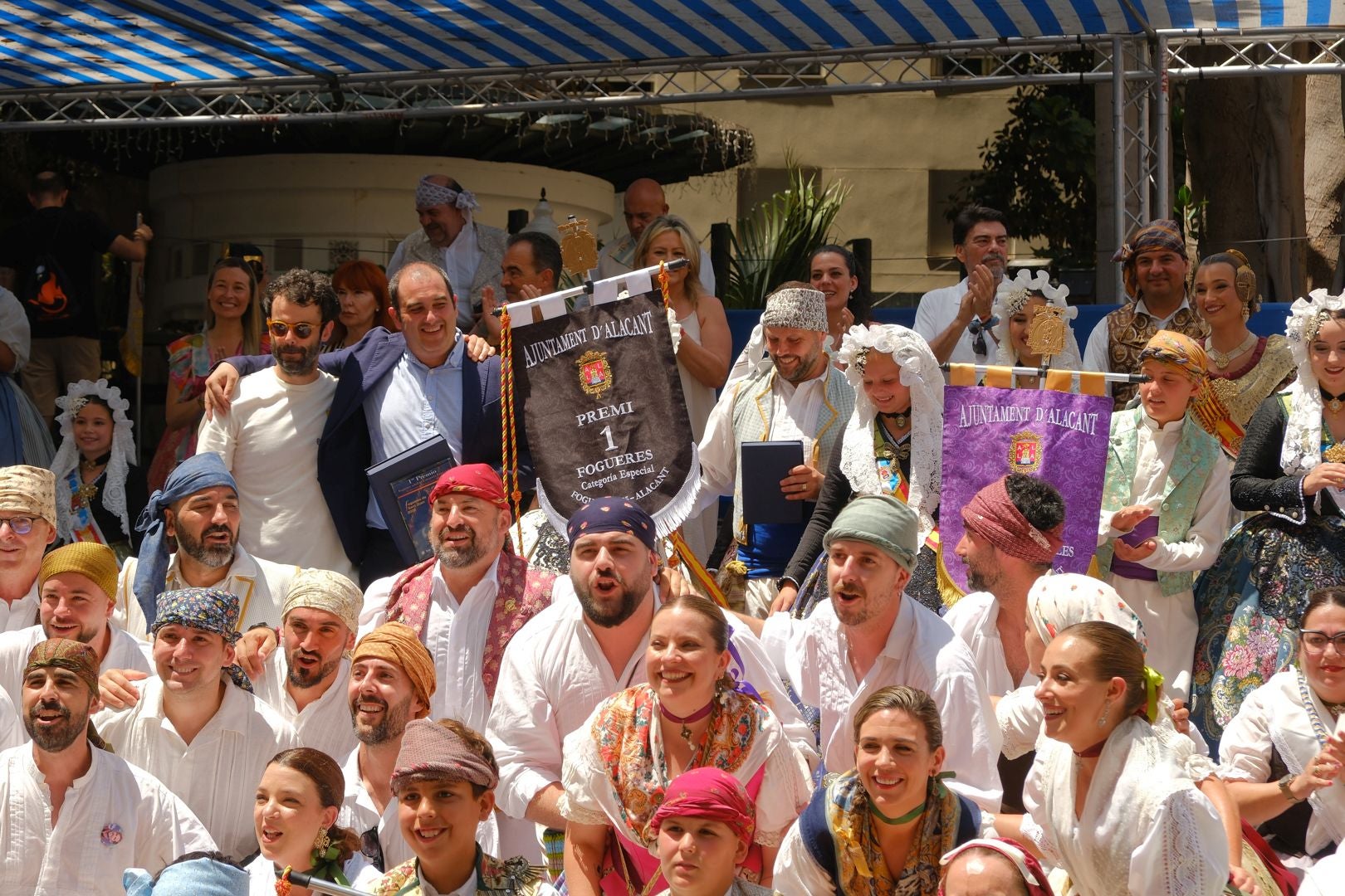 ¿Has recogido premio en las Hogueras de Alicante? Búscate en las fotos (II)
