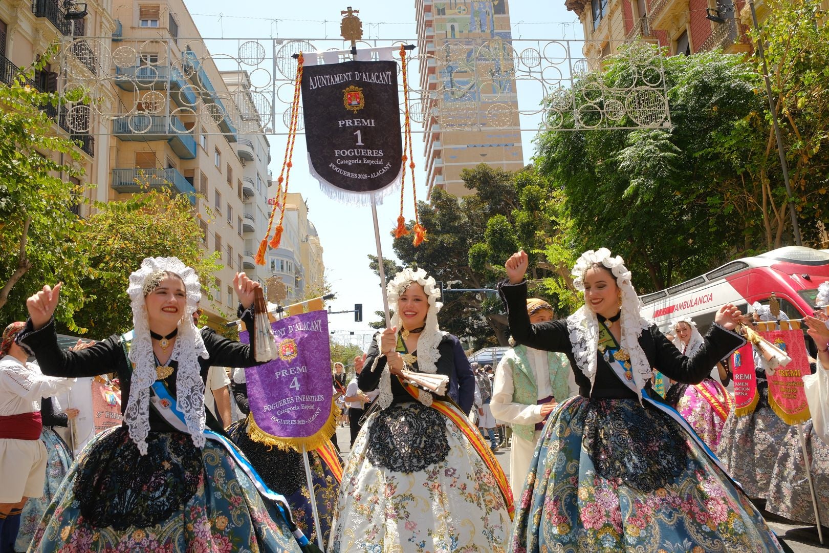 ¿Has recogido premio en las Hogueras de Alicante? Búscate en las fotos (II)
