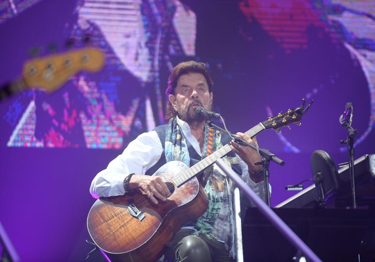 Alan Parsons, sentado y con guitarra acústica, durante su concierto en Murcia.