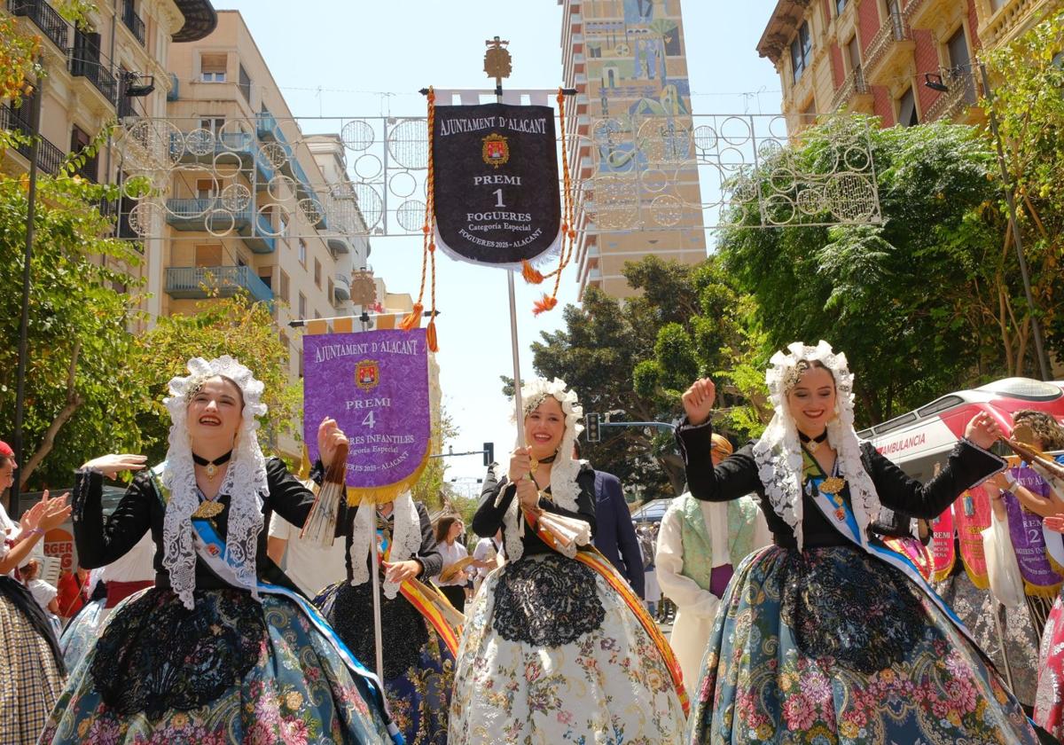 Día histórico para Baver-Els Antigons con su banderín negro de primer premio de Especial