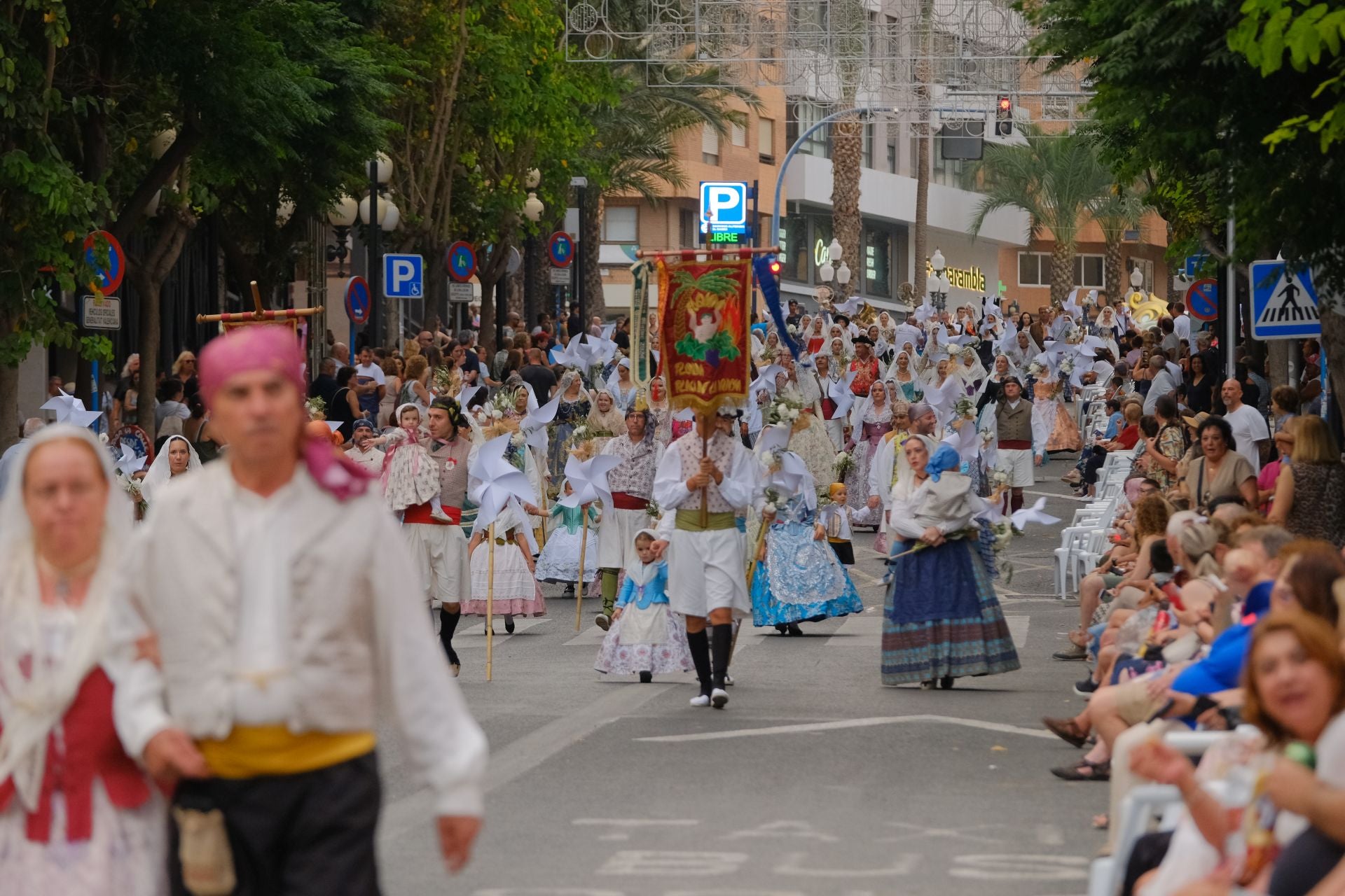 Las Hogueras se llenan de flores para la Virgen del Remedio