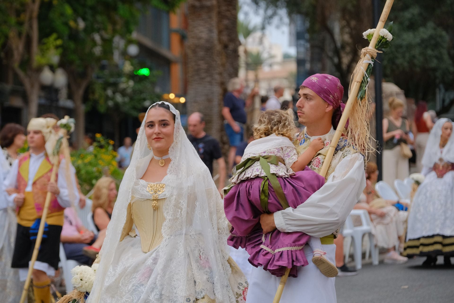 Las Hogueras se llenan de flores para la Virgen del Remedio