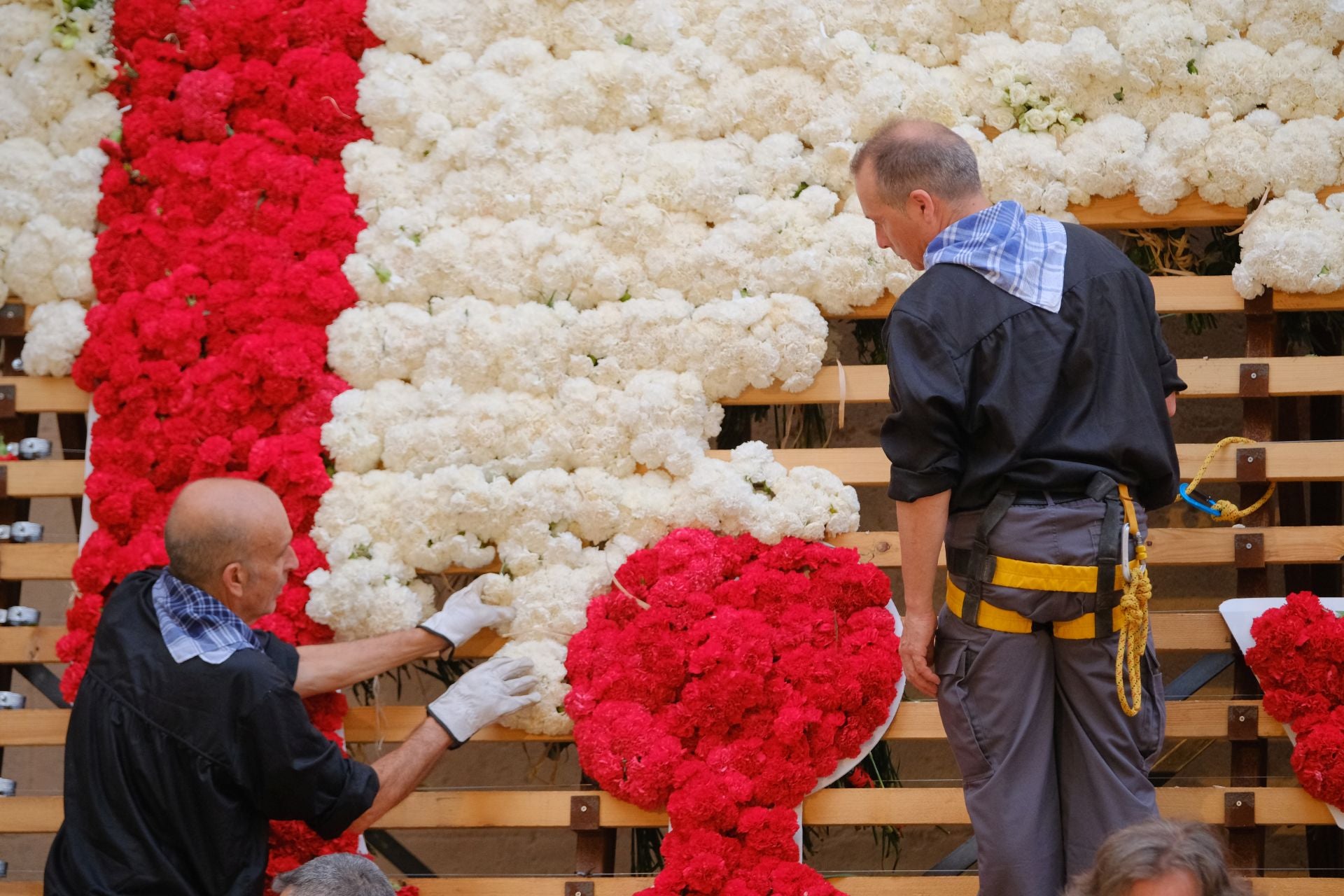 Las Hogueras se llenan de flores para la Virgen del Remedio