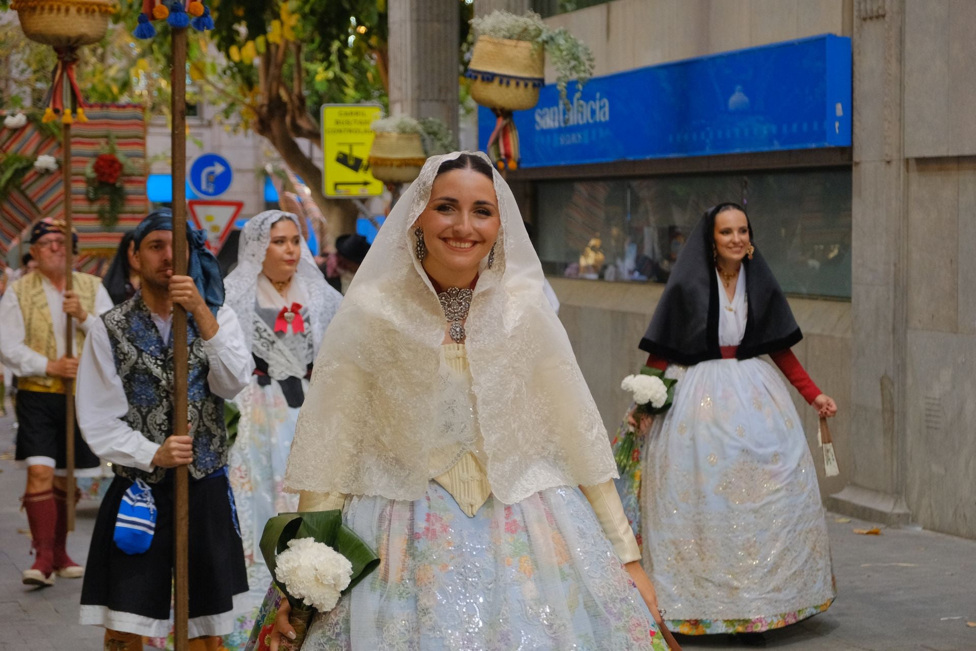 Las Hogueras se llenan de flores para la Virgen del Remedio
