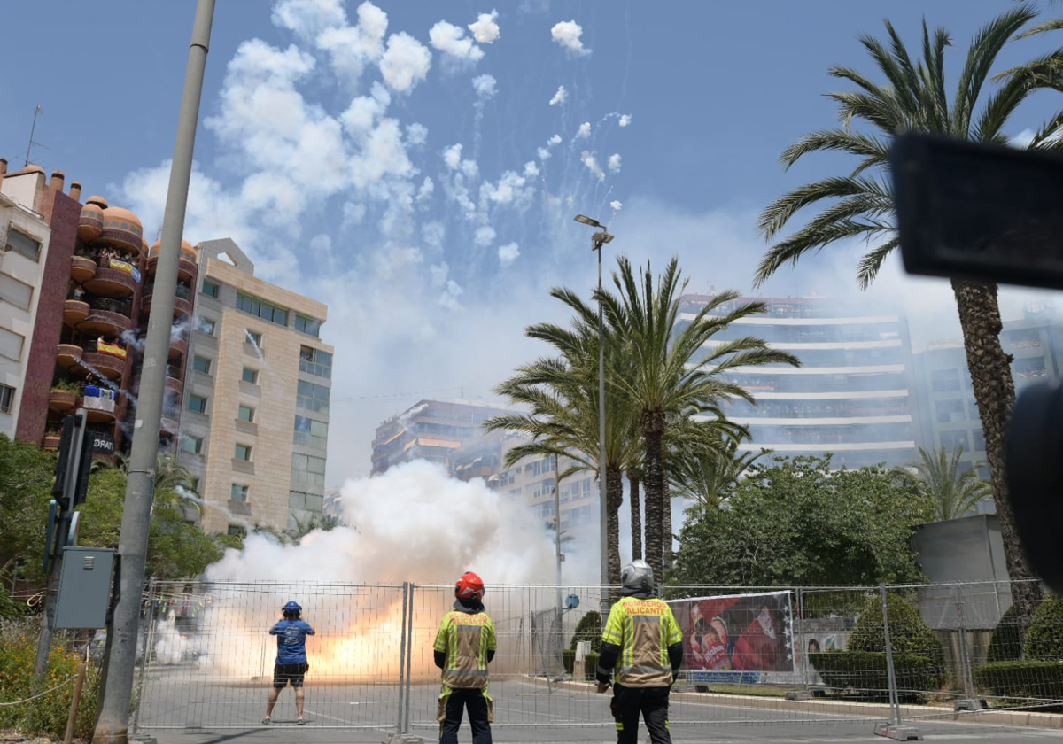 Imagen principal - Luceros erupts with the impressive explosions and earthquake of the Mediterráneo mascletà