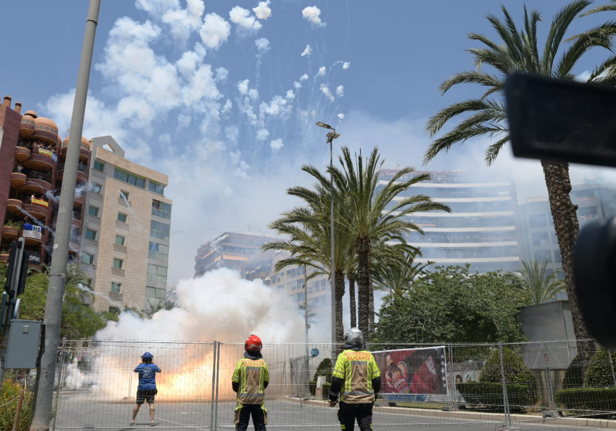 Luceros erupts with the impressive bombings and earthquake of the Mediterráneo mascletà