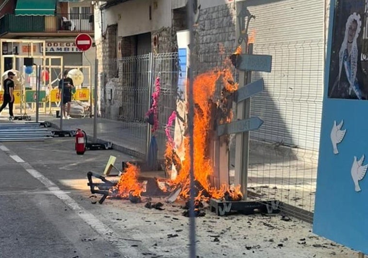 Así ha ardido el ninot de carrer de la hoguera Pla-Hospital.