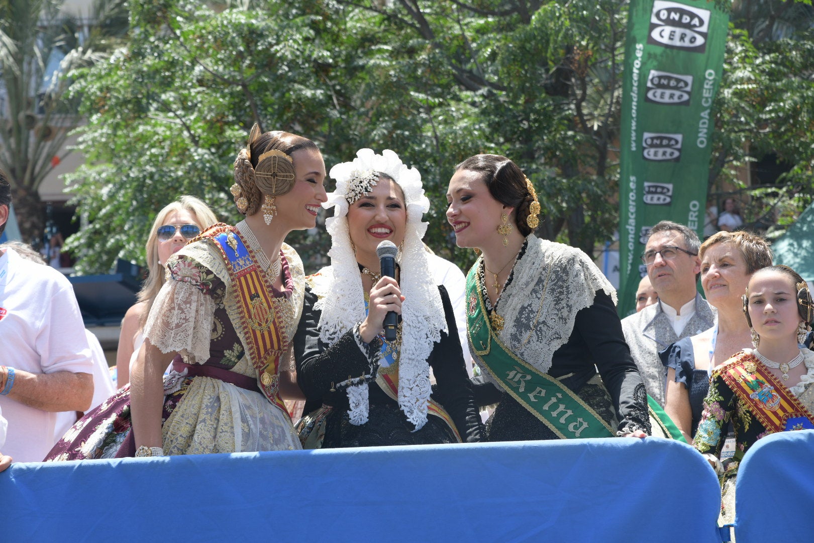 Imagen principal - 1. Gritando: 'Senyor pirotècnic, pot començar la mascletà' 2. Tacho junto a la fuente de Bañuls. 3. Representantes de las fiestas. 