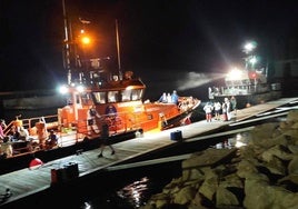 Llegada del barco de Salvamento Marítimo al puerto de Alicante.