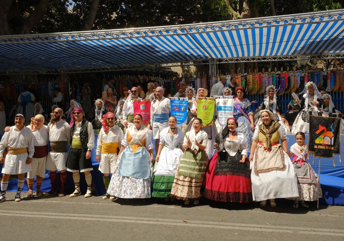 Imagen principal - Al final ho fem, premio TodoAlicante a la portada de barracas más alicantina