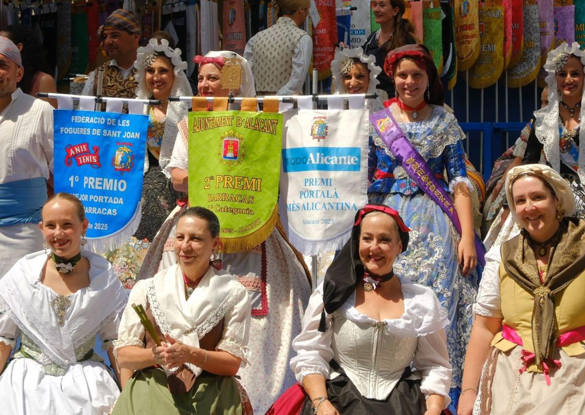 Imagen secundaria 1 - Al final ho fem, premio TodoAlicante a la portada de barracas más alicantina