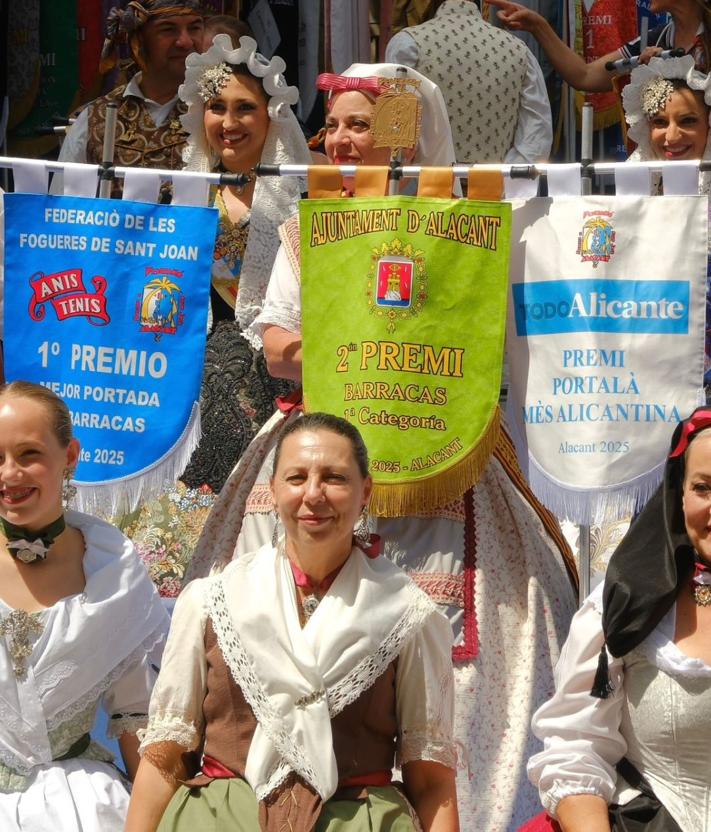 Imagen secundaria 2 - Al final ho fem, premio TodoAlicante a la portada de barracas más alicantina