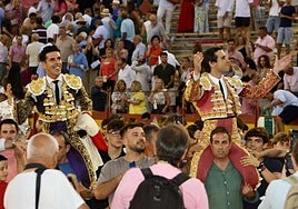 Juan Ortega y Talavante salen del ruedo a hombros.