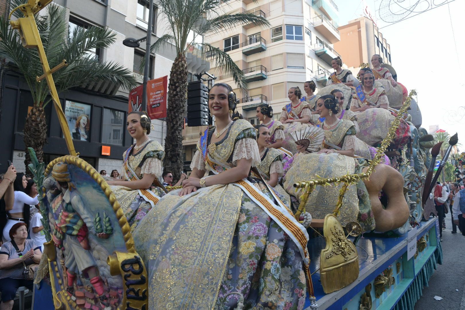 La música del mundo llega a Alicante en el desfile internacional de las Hogueras 2025