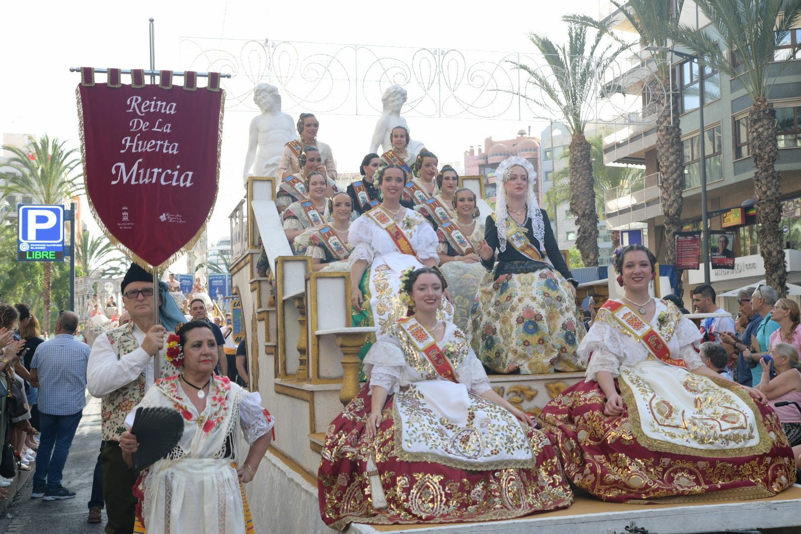 La música del mundo llega a Alicante en el desfile internacional de las Hogueras 2025